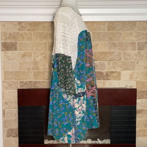 Paisley floral lace BoHo style top. Size Medium - Picture 3 of 6
